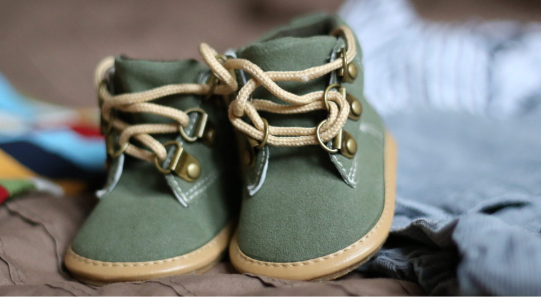 À quel âge dois je mettre des chaussures à mon enfant ?
